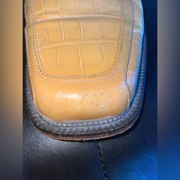 Men’s 9.5 Florsheim Barletta shoe. Yellow beige in color Caiman leather - Picture 8 of 11